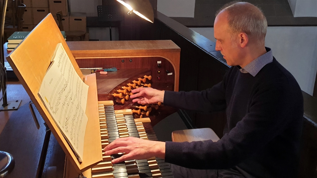Andreas Köhs an der Orgel der Dreikönigskirche