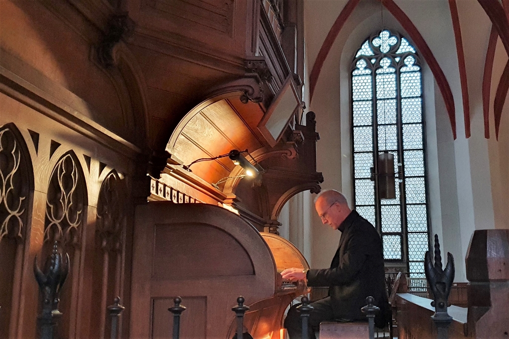 Andreas Köhs an der Sauer-Orgel in der St. Thomaskirche zu Leipzig im Oktober 2021
