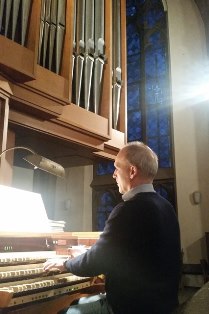 Andreas Köhs an der Schuke-Orgel der Dreikönigskirche Frankfurt am Main