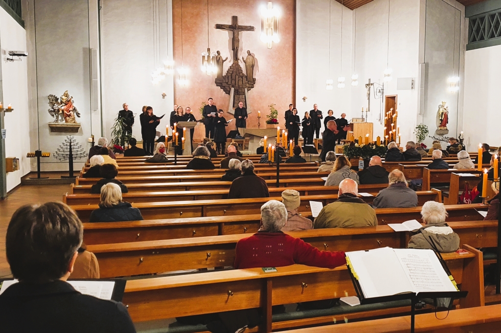 Der Kurt-Thomas-Kammerchor in St. Martin Dietzenbach zu Gast zum 1. Advent 2021 | Leitung: Andreas Köhs | Abstandsgebote wegen COVID-19