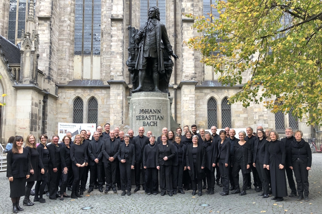 Der Kurt-Thomas-Kammerchor im Oktober 2022 vor dem Bach-Denkmal während des Gastspiels in der Thomaskirche zu Leipzig | Leitung: Andreas Köhs