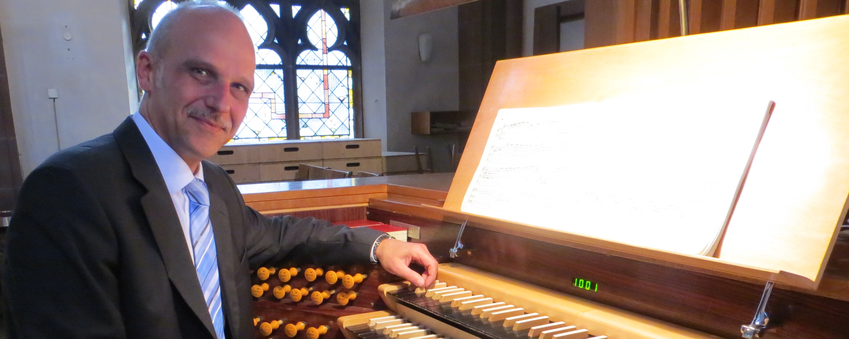Kantor Andreas Köhs an der Schuke-Orgel der Dreikönigskirche Frankfurt am Main